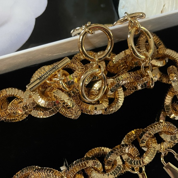 Moschino x H&M Gold Pleated Logo Lettering Belt - Picture 7 of 11